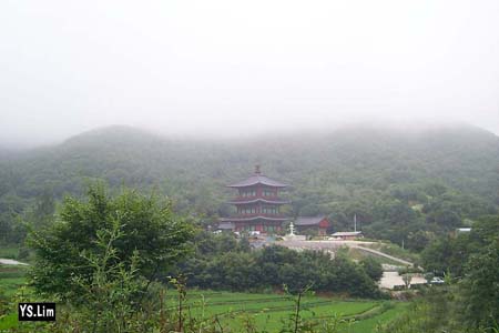 안개와 어우러진 보탑과 산세가 마음을 차분하게 해 준다. 